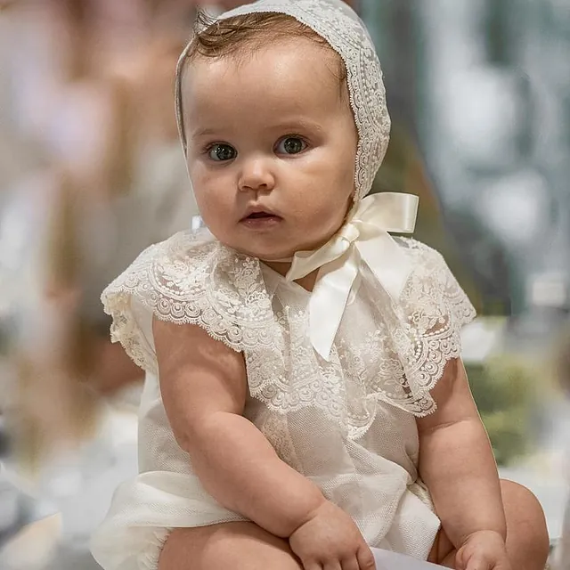 Carmen Varona Moda Infantil bebe con traje bautizo